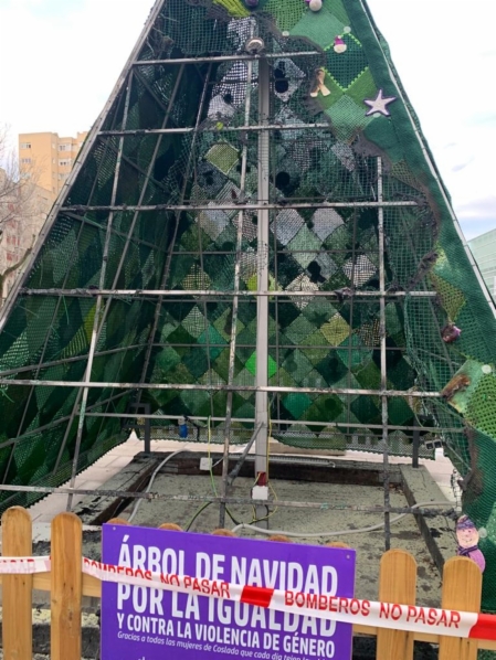 arbol-por-la-igualdad-incendiado-3